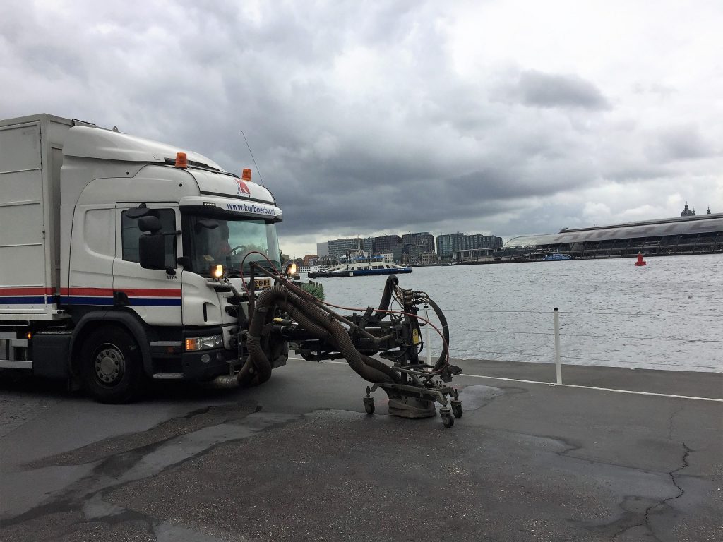 Wegmarkeringen verwijderen, Amsterdam, Eye Gebouw