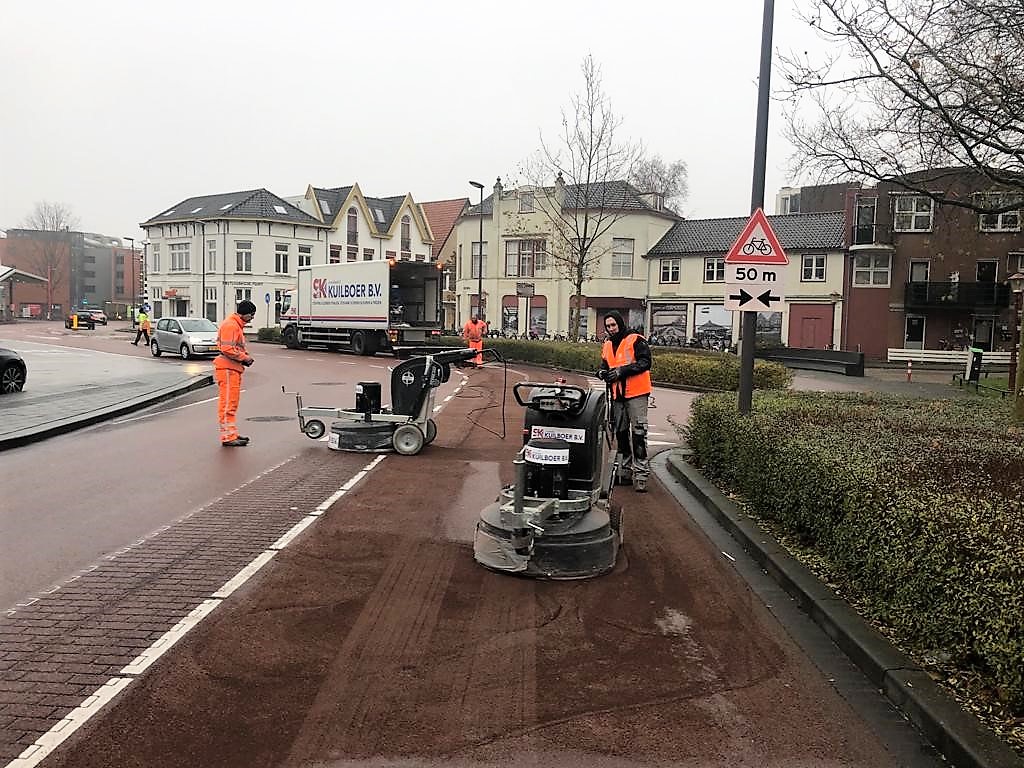Verhogen van stroefheid | Glad rood asfalt stroef maken | Purmerend