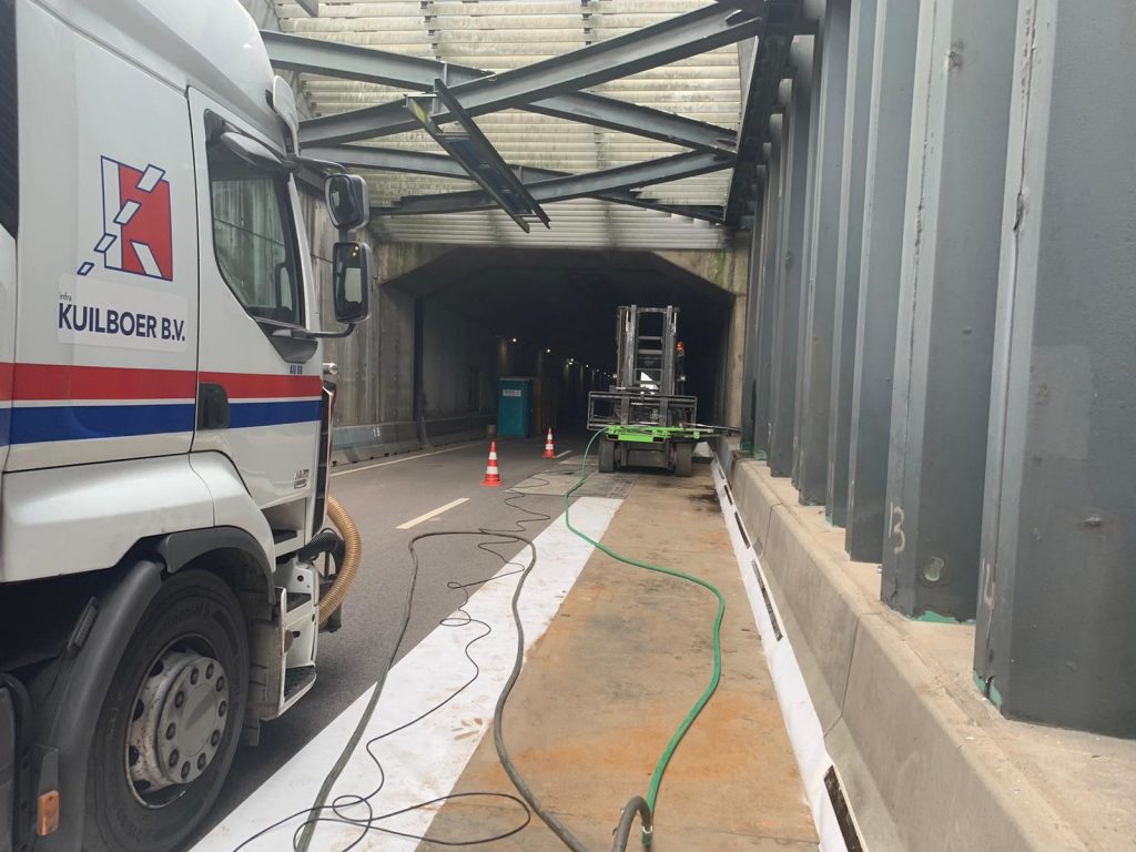Waterstralen in de Piet Heintunnel te Amsterdam