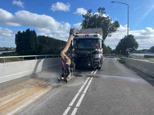 In opdracht van Possehl B.V. hebben wij de Broekhornerbrug in Broek op Langedijk mogen voorbereiden voor een nieuwe slijtlaag.